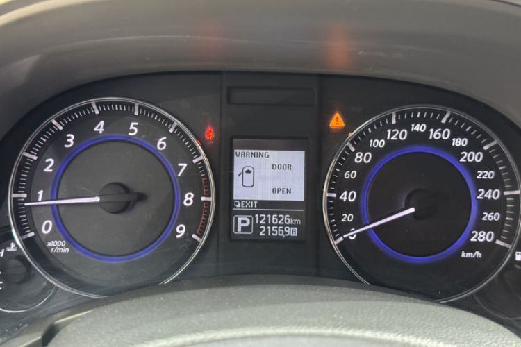 Used Infiniti QX70 2013 3.7L Standard Edition Odometer Close Up