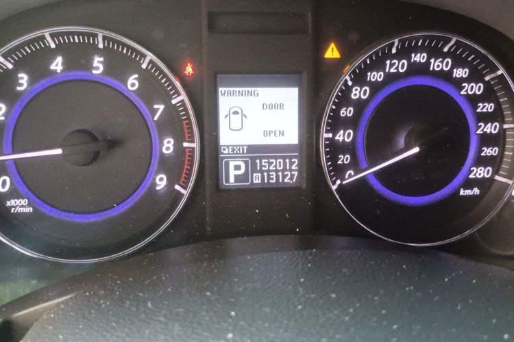 Used Infiniti QX70 2013 3.7L Standard Edition Odometer Close Up
