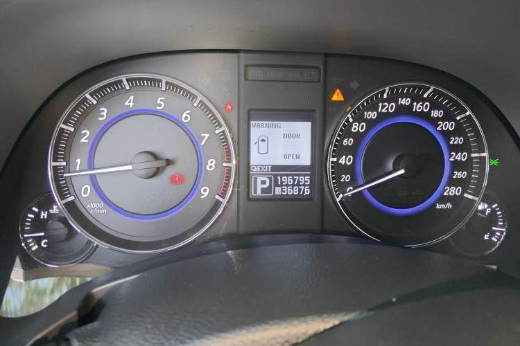 Used Infiniti QX70 2013 3.7L Supreme Edition Odometer Close Up