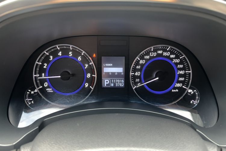 Used Infiniti QX70 2013 3.7L Standard Edition Odometer Close Up
