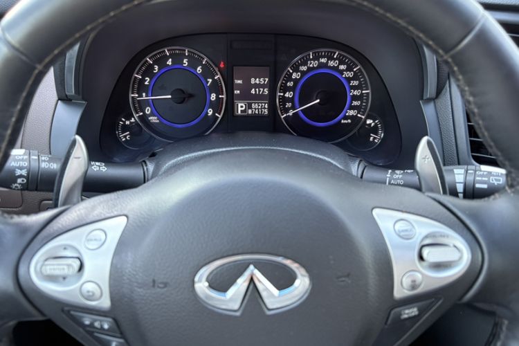 Used Infiniti QX70 2013 3.7L Supreme Edition Odometer Close Up