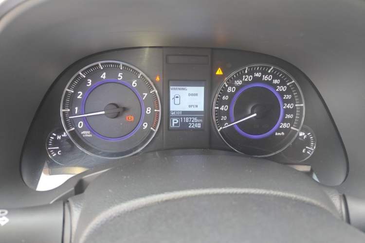 Used Infiniti QX70 2013 3.7L Supreme Edition Odometer Close Up