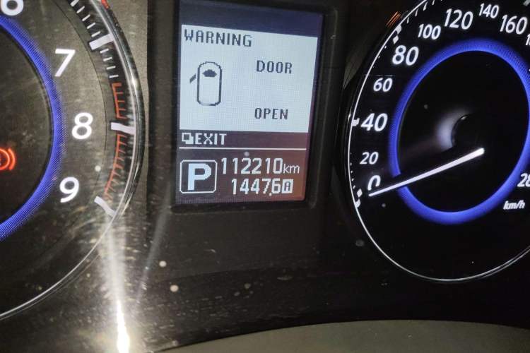 Used Infiniti QX70 2013 3.7L Standard Edition Odometer Close Up
