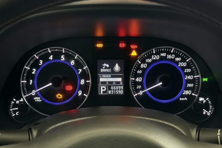 Used Infiniti QX70 2013 3.7L Standard Edition Odometer Close Up