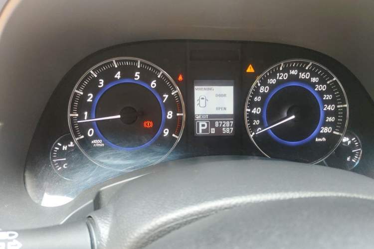 Used Infiniti QX70 2013 3.7L Supreme Edition Odometer Close Up