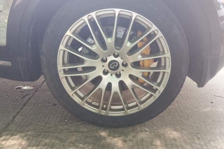 Used Infiniti QX70 2013 3.7L Standard Edition Right Front Wheel Hub