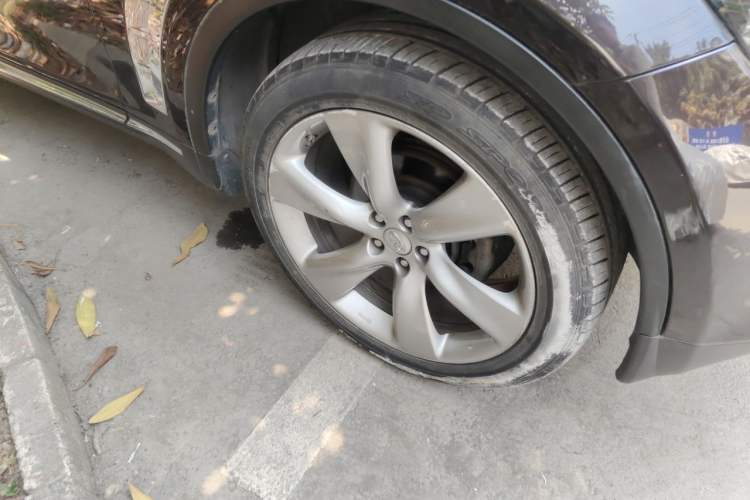 Used Infiniti QX70 2013 3.7L Supreme Edition Right Front Wheel Hub