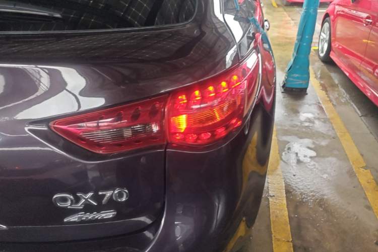 Used Infiniti QX70 2013 3.7L Supreme Edition Right Rear Taillight