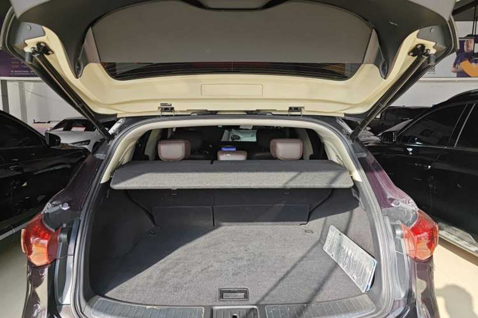 Used Infiniti QX70 2013 3.7L Standard Edition Trunk