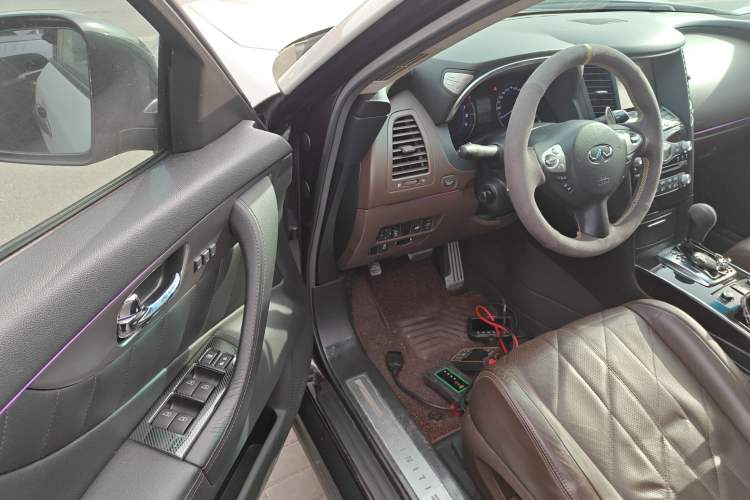 Used Infiniti QX70 2013 3.7L Standard Edition Interior 3