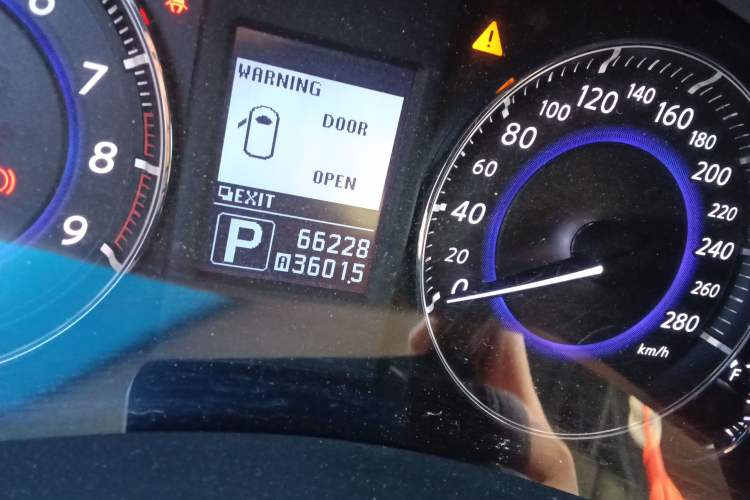 Used Infiniti QX70 2013 3.7L Standard Edition Odometer Close Up