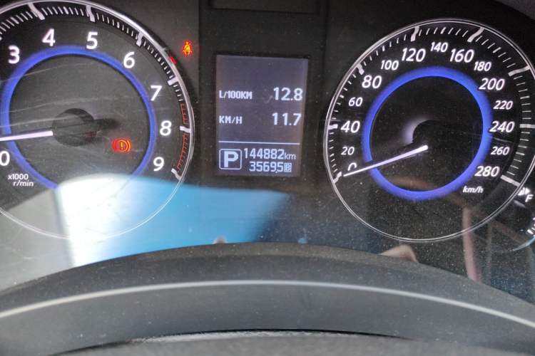 Used Infiniti QX70 2013 3.7L Standard Edition Odometer Close Up