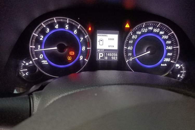 Used Infiniti QX70 2013 3.7L Standard Edition Odometer Close Up
