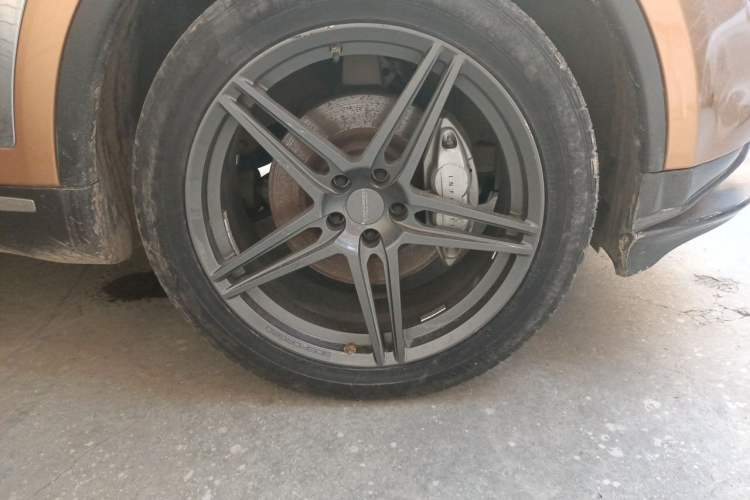 Used Infiniti QX70 2013 3.7L Standard Edition Right Front Wheel Hub