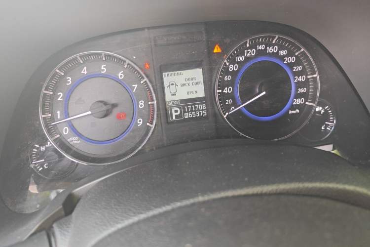 Used Infiniti QX70 2013 3.7L Standard Edition Odometer Close Up