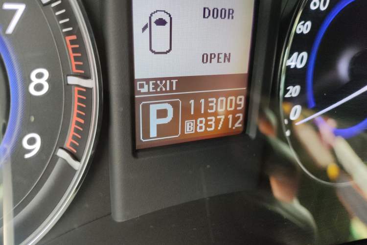Used Infiniti QX70 2013 3.7L Standard Edition Odometer Close Up