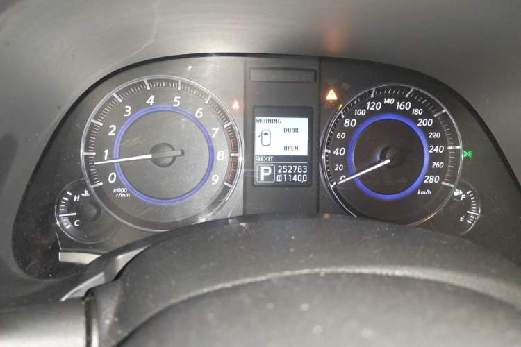 Used Infiniti QX70 2013 3.7L Standard Edition Odometer Close Up