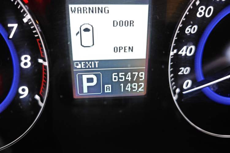 Used Infiniti QX70 2013 3.7L Supreme Edition Odometer Close Up
