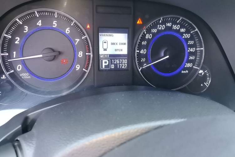 Used Infiniti QX70 2013 3.7L Standard Edition Odometer Close Up