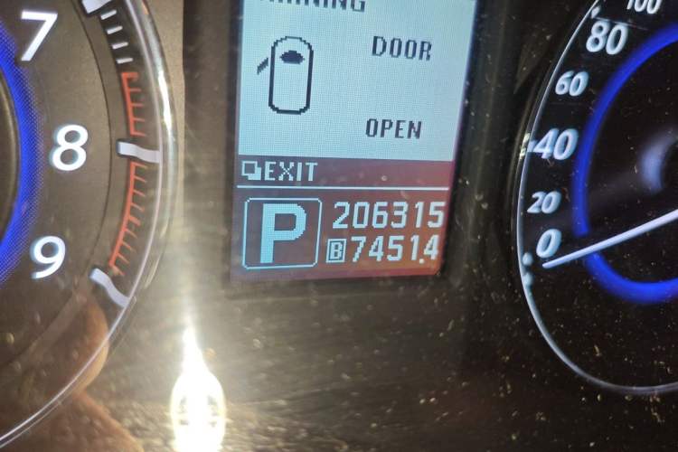 Used Infiniti QX70 2013 3.7L Standard Edition Odometer Close Up