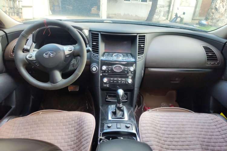 Used Infiniti QX70 2013 3.7L Standard Edition Center Console