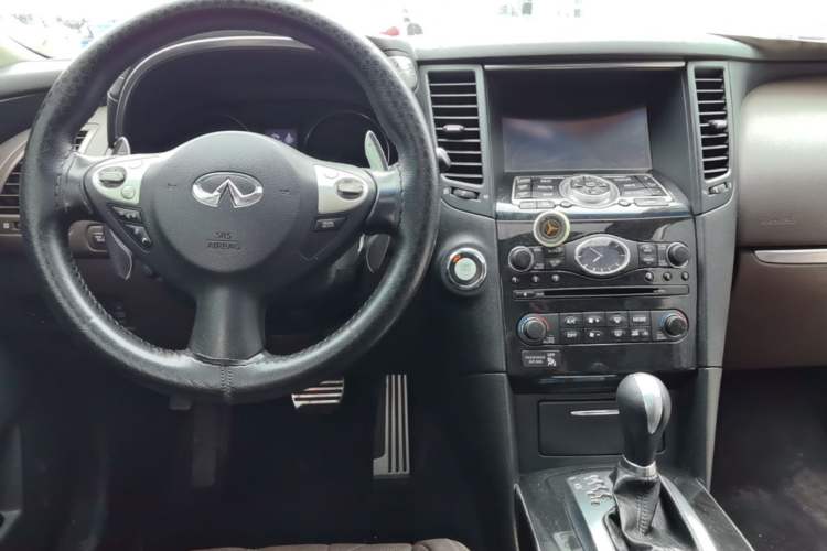 Used Infiniti QX70 2013 3.7L Standard Edition Center Console