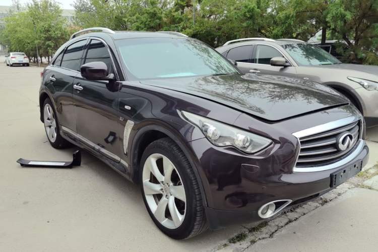 Used Infiniti QX70 2013 3.7L Standard Edition Front Right 45 Deg