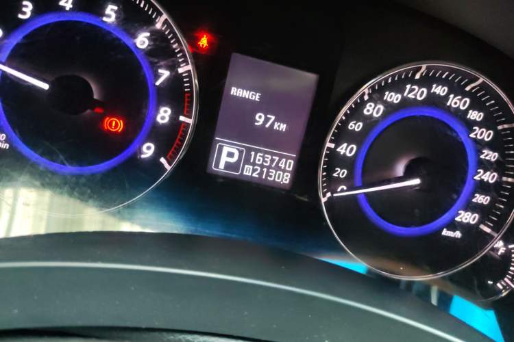 Used Infiniti QX70 2013 3.7L Standard Edition Odometer Close Up