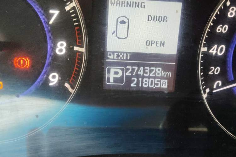 Used Infiniti QX70 2013 3.7L Standard Edition Odometer Close Up