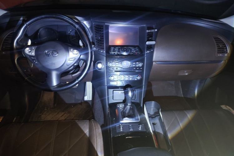 Used Infiniti QX70 2013 3.7L Standard Edition Interior 2