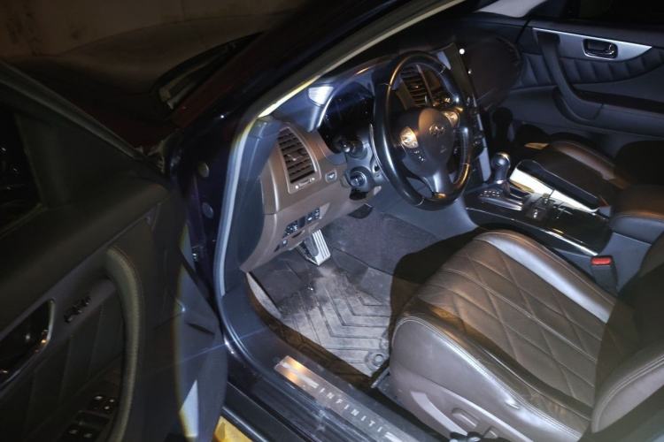 Used Infiniti QX70 2013 3.7L Standard Edition Interior 3