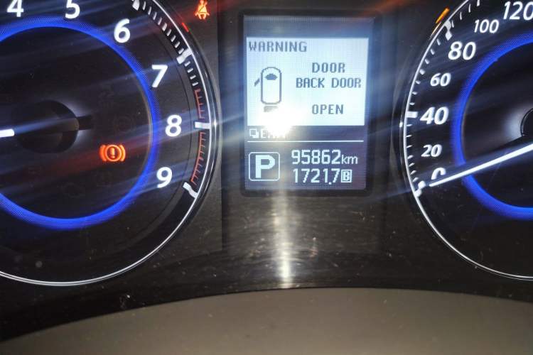 Used Infiniti QX70 2013 3.7L Standard Edition Odometer Close Up