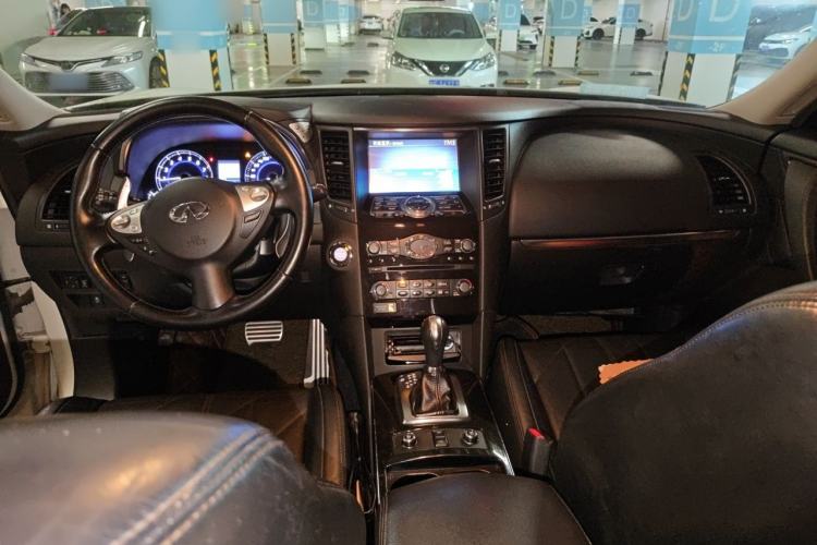 Used Infiniti QX70 2013 3.7L Standard Edition Center Console