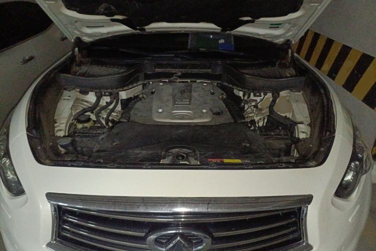 Used Infiniti QX70 2013 3.7L Standard Edition Engine Bay
