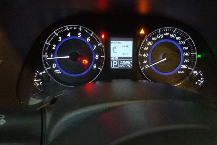 Used Infiniti QX70 2013 3.7L Supreme Edition Instrument Cluster