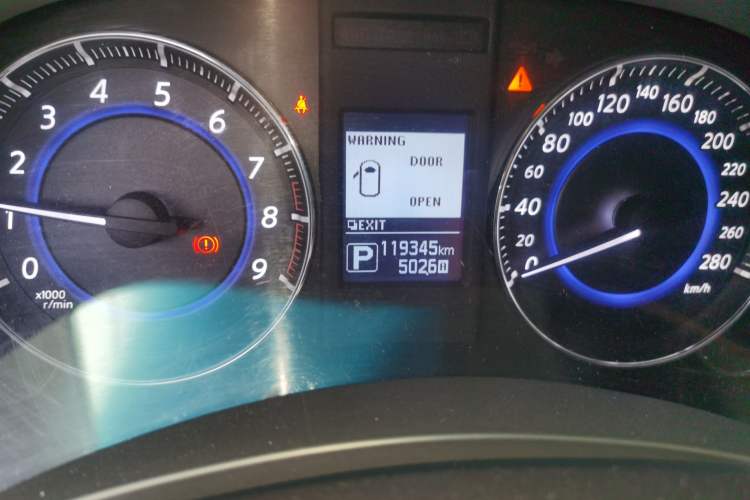 Used Infiniti QX70 2013 3.7L Standard Edition Odometer Close Up