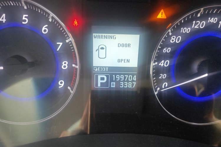 Used Infiniti QX70 2013 3.7L Supreme Edition Odometer Close Up