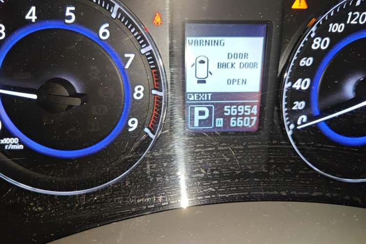 Used Infiniti QX70 2013 3.7L Standard Edition Odometer Close Up