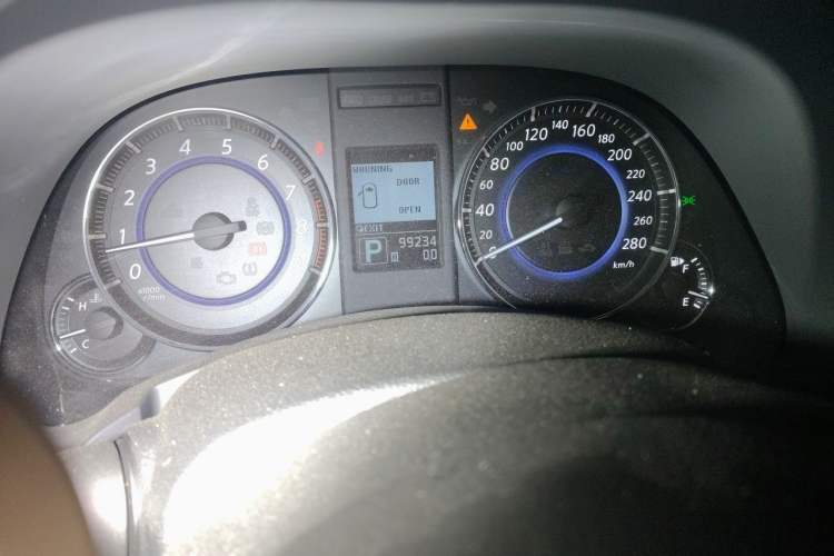 Used Infiniti QX70 2013 3.7L Standard Edition Odometer Close Up