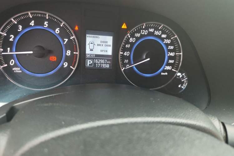 Used Infiniti QX70 2013 3.7L Standard Edition Odometer Close Up