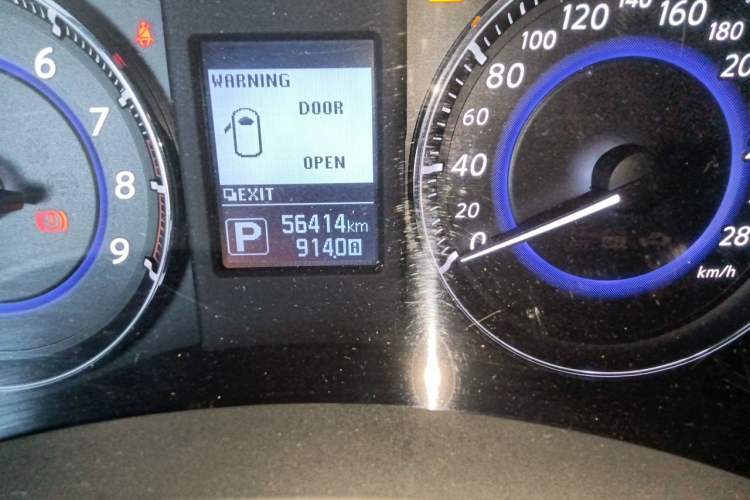 Used Infiniti QX70 2013 3.7L Standard Edition Odometer Close Up
