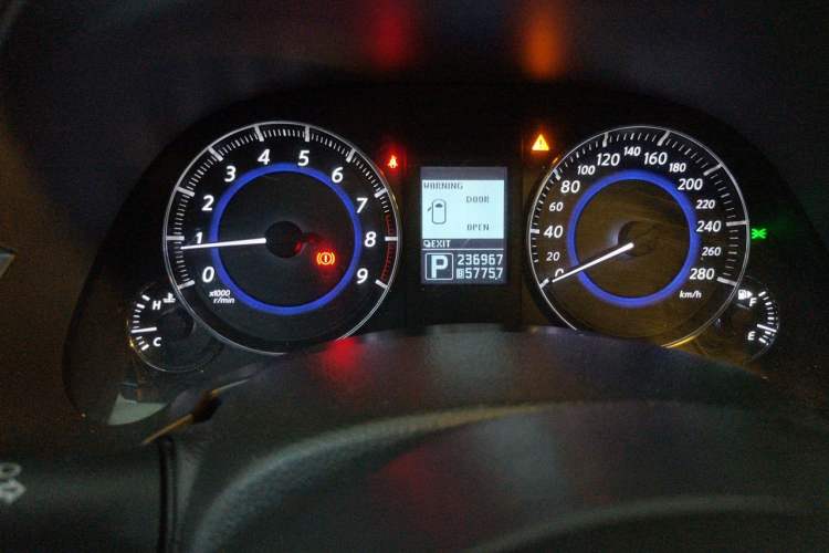 Used Infiniti QX70 2013 3.7L Supreme Edition Odometer Close Up