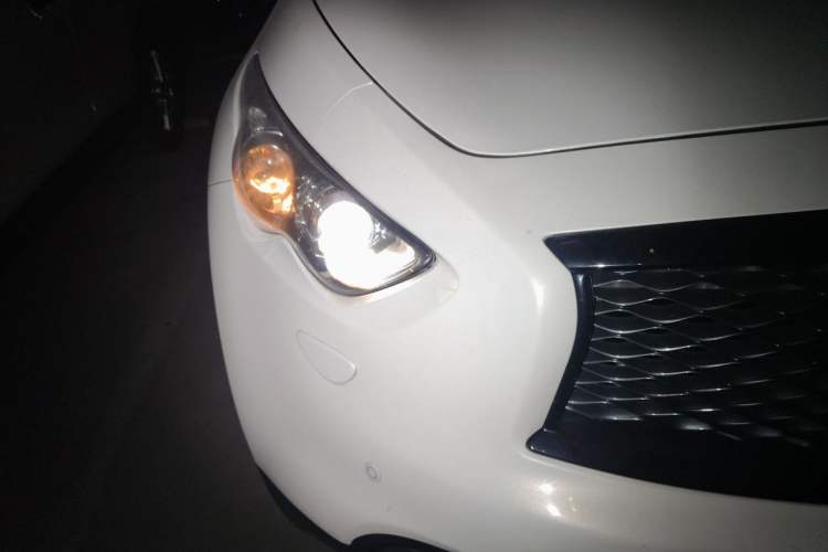 Used Infiniti QX70 2013 3.7L Standard Edition Right Front Headlight