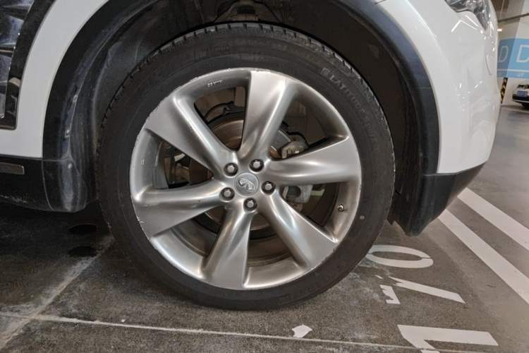 Used Infiniti QX70 2013 3.7L Standard Edition Right Front Wheel Hub