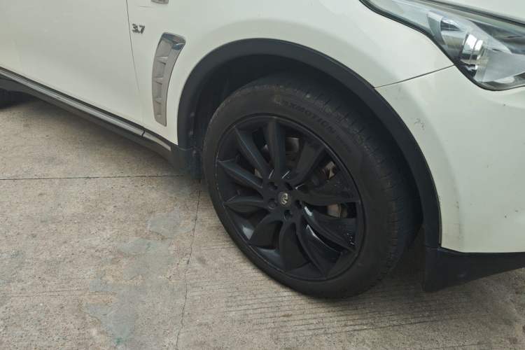 Used Infiniti QX70 2013 3.7L Standard Edition Right Front Wheel Hub