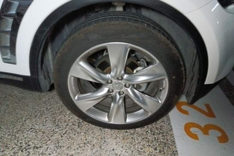 Used Infiniti QX70 2013 3.7L Standard Edition Right Front Wheel Hub