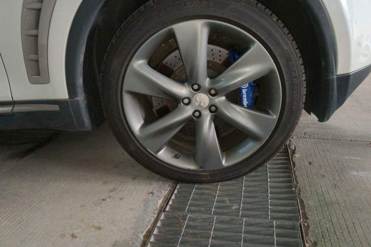 Used Infiniti QX70 2013 3.7L Supreme Edition Right Front Wheel Hub
