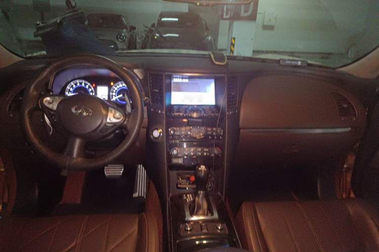 Used Infiniti QX70 2013 3.7L Supreme Edition Center Console