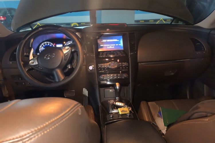 Used Infiniti QX70 2013 3.7L Standard Edition Center Console