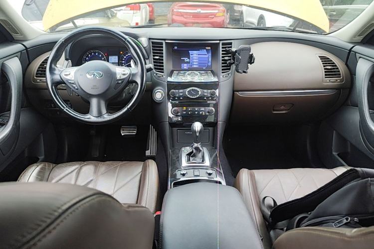 Used Infiniti QX70 2013 3.7L Supreme Edition Center Console